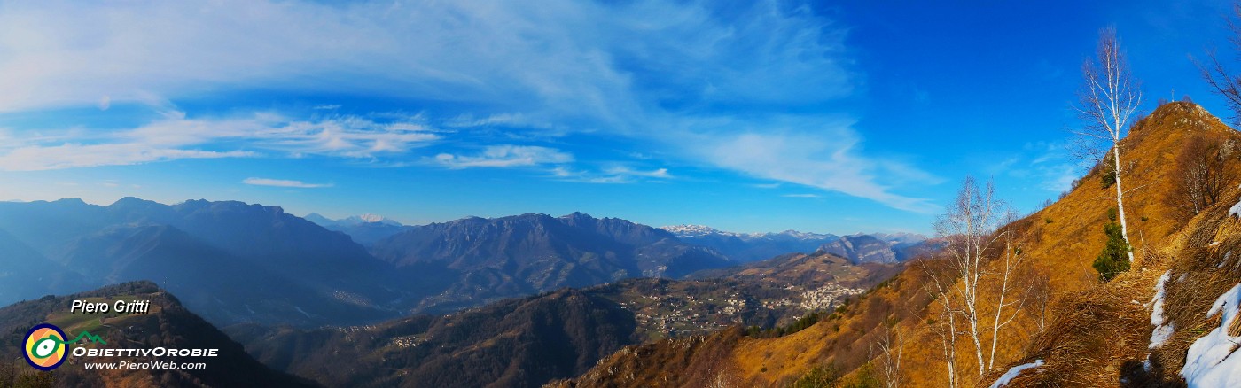 20 Vista panoramica su Val Brembana con cima Monte Gioco.jpg
